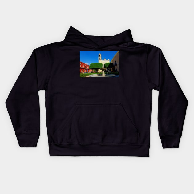 Un parc à Queretaro, Mexique Kids Hoodie by franck380